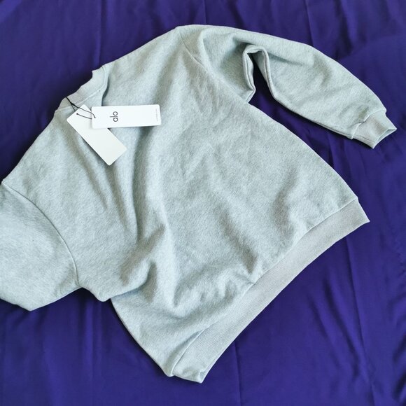 Alo Yoga NWT Accolade Crew Neck Pullover Athletic Heather Grey Size M - Picture 2 of 3